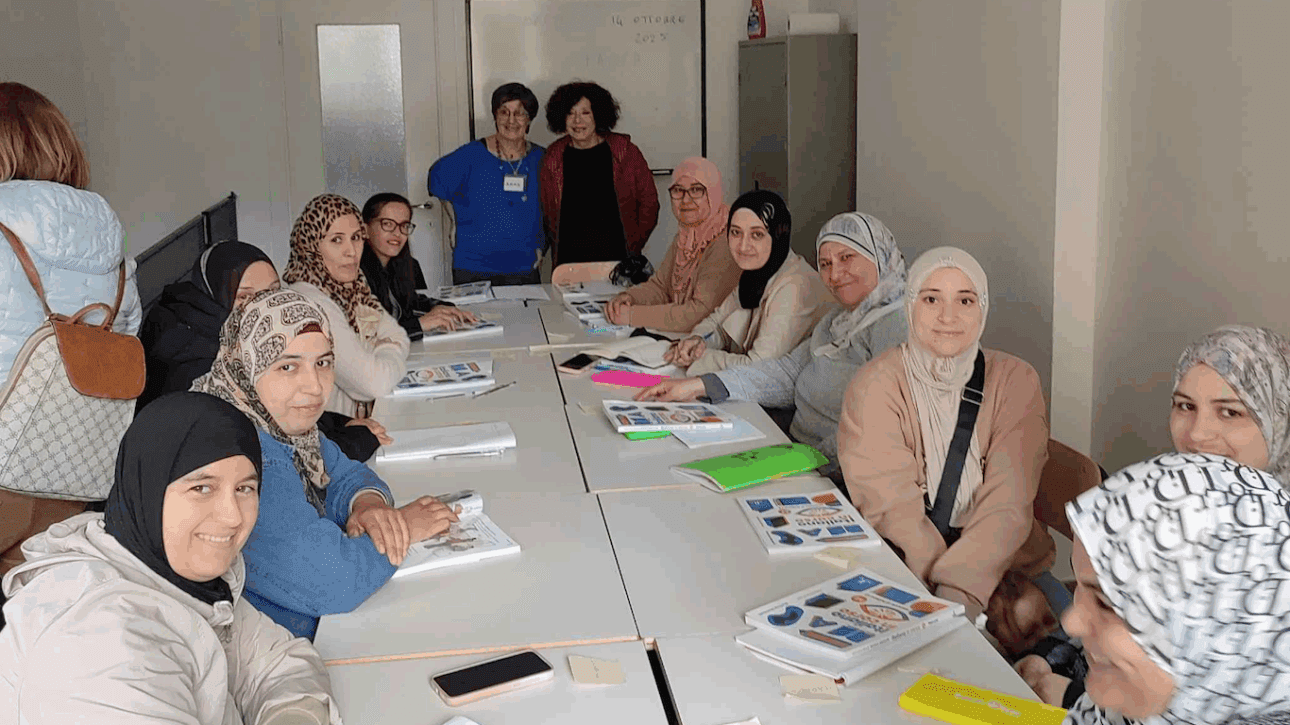 classe scuola donne durante una lezione
