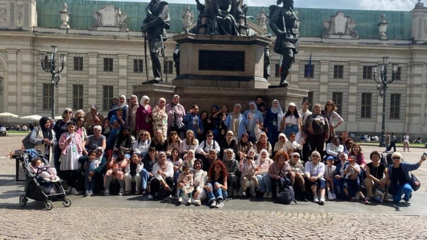foto di gruppo in piazza a Torino della scuola donne