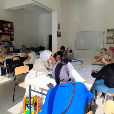 scuola donne durante test di iscrizioni con studentesse e volontarie